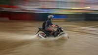 Para pengendara motor mau tidak mau harus nekat menerobos genangan.