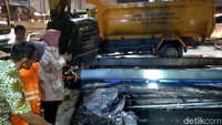 Beginilah aksi Risma saat turun langsung memantau banjir yang menggenangi wilayahnya itu hingga tengah malam.