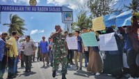 Wakil Bupati Natuna Ngesti Yuni Suprapti sebelumnya menolak keras bila wilayahnya dijadikan tempat observasi WNI dari China. Wabup Natuna mengungkapkan kekhawatiran soal terbawanya virus Corona dari China. Wabup Ngesti mempertanyakan tidak adanya koordinasi antara pemerintah pusat dan daerah.