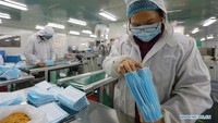 Seorang pekerja mengemas masker pelindung di bengkel sebuah perusahaan pemasok medis di Daerah Otonomi Guangxi Zhuang, China Selatan. Foto: Dok. Xinhua/Lu Boan