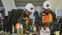 Personil Satgas Garuda RI penanganan kebakaran hutan di Australia melakukan pengecekan peralatan medis sebelum berangkat.