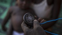 Di Nigeria, lebih banyak anak-anak di bawah usia 5 tahun meninggal karena pneumonia sejak tahun 2018 daripada penyakit atau infeksi apapun. Setiap harinya terdapat 443 kematian yang mewakili 19 persen kematian anak di negara tersebut. Petugas kesehatan Daru Jamo memeriksa Karim Dairu yang berusia 19 bulan, duduk di pangkuan ibunya di rumah mereka di dekat Yola untuk memeriksa kesehatan.