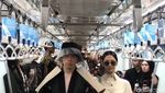 Beda Fashion Show di Gerbong MRT dan LRT Jakarta