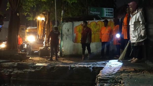 Saat Risma Turun Langsung Bantu Surutkan Banjir yang Genangi Surabaya
