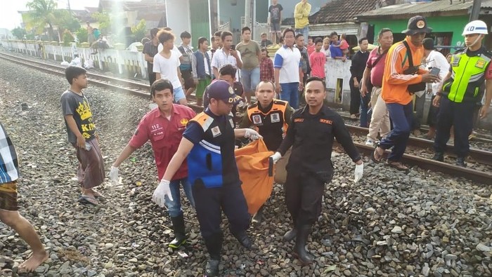 tewas tertabrak kereta