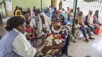 Faktor lainnya yakni sistem kekebalan tubuh yang lemah akibat infeksi seperti HIV dan kekurangan gizi menjadi sangat mudah untuk terjangkit pneumonia. 