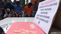 Upaya penyelundupan itu dilakukan warga berinisial A dan H ke Rutan Bandung di Jalan Jakarta, Kota Bandung, pada Sabtu (1/2/2020) sekitar pukul 11.00 WIB. Saat itu, pelaku berdalih untuk menjenguk.