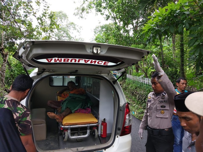 Polisi evakuasi pria yang diduga gangguan jiwa karena memotong kemaluannya (Dok. Istimewa)
