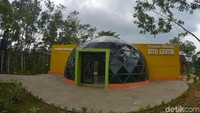Dari sekian banyak ruang publik yang sudah dibangun, salah satunya ialah kawasan Situ Leutik di Desa Cibeureum. Di area situ atau embung buatan ini, telah tersedia beberapa sarana rekreasi dan kegiatan luar ruangan. Seperti jogging track, taman, gazebo dan ornamen-ornamen lain yang cukup menarik. Pengunjung yang suka memancing juga bisa mencoba peruntungan melempar kail ke area tersebut.