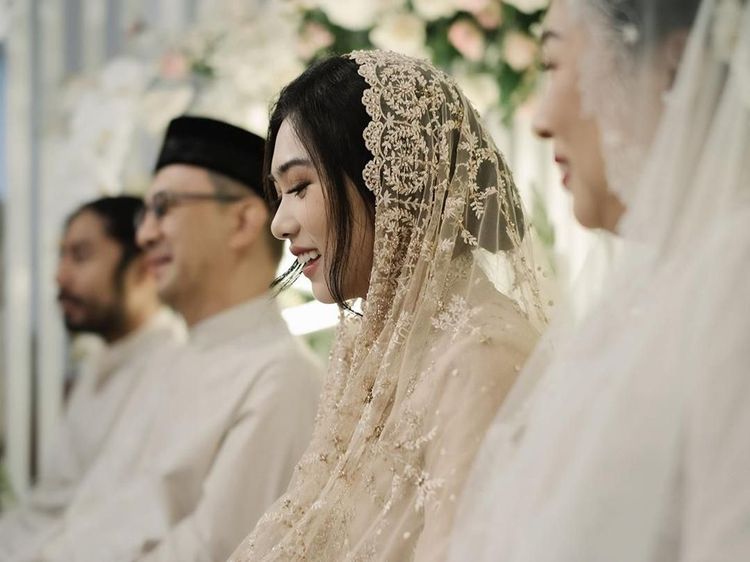 Potret Isyana Sarasvati dan Rayhan Gelar Pengajian Jelang Pernikahan