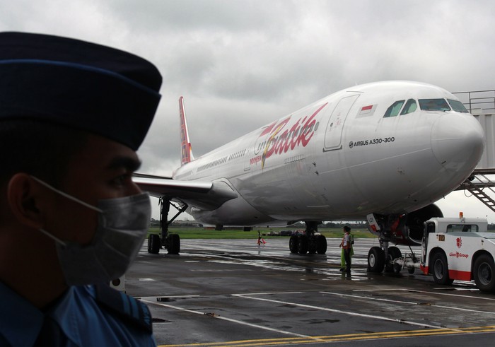 Pesawat tipe A-330 milik Batik Air melakukan persiapan untuk menjemput Warga Negara Indonesia (WNI) di Wuhan, China, di Bandara Soekarno-Hatta, Tanggerang, Sabtu (1/2/2020). ANTARA FOTO/Muhammad Iqbal/gp/hp.