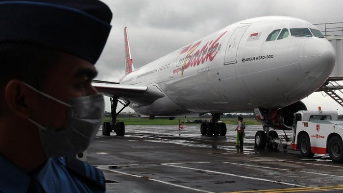 Pesawat tipe A-330 milik Batik Air melakukan persiapan untuk menjemput Warga Negara Indonesia (WNI) di Wuhan, China, di Bandara Soekarno-Hatta, Tanggerang, Sabtu (1/2/2020). ANTARA FOTO/Muhammad Iqbal/gp/hp.