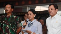 Menlu Retno Marsudi di Bandara Soekarno-Hatta, Tangerang, Sabtu (1/2/2020), mengatakan di dalam pesawat juga membawa peralatan yang diperlukan pihak RRT. Beberapa yang diperlukan antara lain masker dan surgical unit. Peralatan ini akan langsung diterima pemerintah RRT melalui Hubei Charity Foundation. Retno tampak ditemani Menteri Kesehatan (Menkes) Terawan Agus Putranto dan Panglima TNI Marsekal Hadi Tjahjanto.