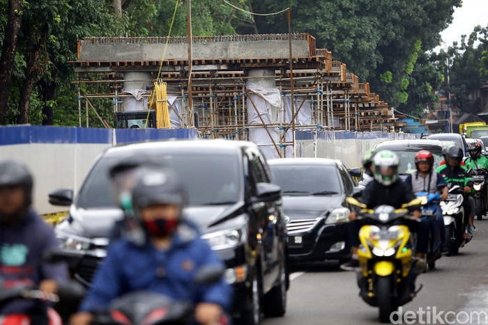 Demi mengurai kemacetan, pembangunan simpang tak sebidang Flyover Lenteng Agung terus dikebut. Berikut foto-foto penampakan terkininya.