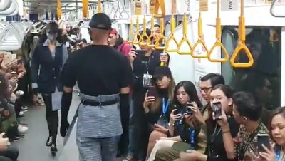 Beda Fashion Show di Gerbong MRT dan LRT Jakarta