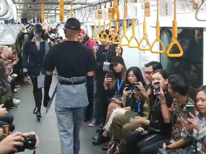 Fashion show di gerbong MRT, Jumat (31/1/2020).