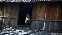 Rumah ini sengaja dibangun sempit dan kecil bahkan tidak berjendel dengan tujuan untuk menahan hawa dingin di pengunungan Papua.