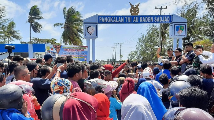 Warga Natuna melakukan aksi unjuk rasa di depan gerbang pangkalan TNI Angkatan Udara Raden Sadjad, Ranai, Natuna, Kepulauan Riau, Sabtu (1/2/2020). Dalam aksinya tersebut mereka menolak kedatangan Warga Negara Indonesia (WNI) dari Wuhan, China yang akan di observasi selama kurang lebih dua minggu di Natuna untuk memastikan mereka sehat dan bebas dari virus corona. ANTARA FOTO/Cherman/mrh/hp.