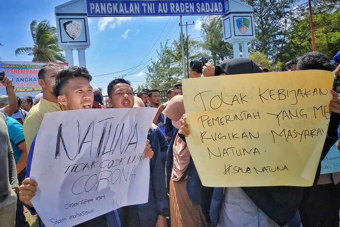 WARGA NATUNA TOLAK WNI DARI WUHAN Warga Natuna melakukan aksi unjuk rasa di depan gerbang pangkalan TNI Angkatan Udara Raden Sadjad, Ranai, Natuna, Kepulauan Riau, Sabtu (1/2/2020). Dalam aksinya tersebut mereka menolak kedatangan Warga Negara Indonesia (WNI) dari Wuhan, China yang akan di observasi selama kurang lebih dua minggu di Natuna untuk memastikan mereka sehat dan bebas dari virus corona. ANTARA FOTO/Cherman/mrh/hp.