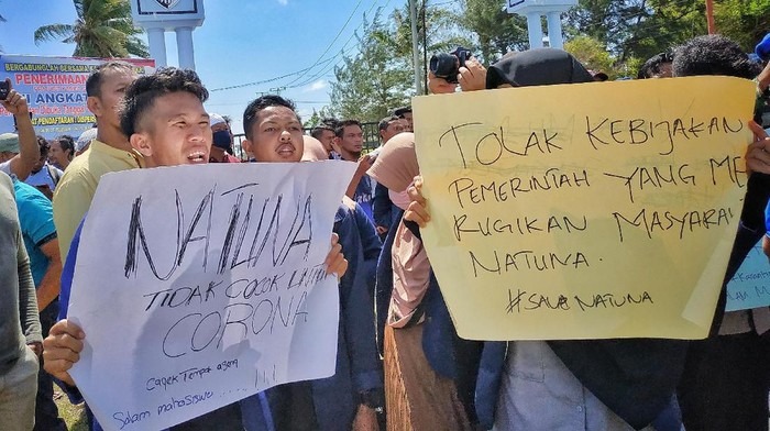 Warga Natuna melakukan aksi unjuk rasa di depan gerbang pangkalan TNI Angkatan Udara Raden Sadjad, Ranai, Natuna, Kepulauan Riau, Sabtu (1/2/2020). Dalam aksinya tersebut mereka menolak kedatangan Warga Negara Indonesia (WNI) dari Wuhan, China yang akan di observasi selama kurang lebih dua minggu di Natuna untuk memastikan mereka sehat dan bebas dari virus corona. ANTARA FOTO/Cherman/mrh/hp.