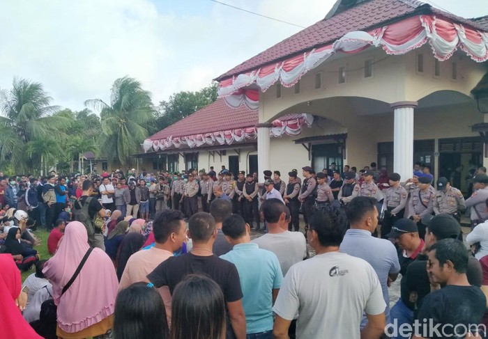 Agus Siswanto Siagian-detikcom/ Warga Natuna menggelar demo di DPRD menolak WNI dari Wuhan China diobservasi di Natuna