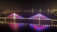 Salah satunya jembatan ini yang diterangi dengan slogan-slogan bertuliskan Ayo, Wuhan untuk menyemangati kota Wuhan. Foto: Dok. Xinhua/Xiao Yijiu
