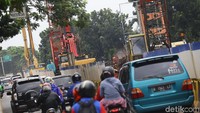 Kemacetan di lokasi juga tak terhindarkan.