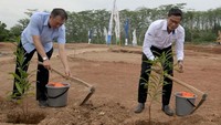 Direktur Utama BTN Pahala N Mansury melakukan penanaman pohon dan memberikan bantuan CSR kepada warga Perum Delta Asri 7 Kendal, Semarang untuk mendukung reboisasi di perumahan tersebut agar kelestarian alam terjaga dan lingkungan rumah menjadi asri. Foto: dok. Bank BTN