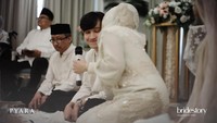Hal yang sama juga dilakukan Rayhan Maditra di lokasi berbeda. Foto: Instagram @bridestory/ @pyaraphoto