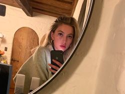 Debut Bintang Iklan, Putri Steve Jobs Tampil Seksi