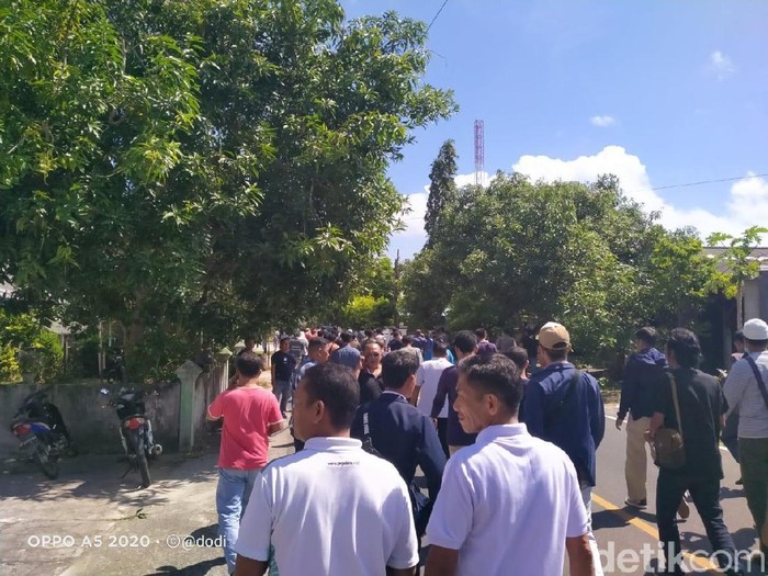 Agus Siswanto Siagian-detikcom/ Warga Natuna menggelar demo menolak WNI dari Wuhan China diobservasi di Natuna