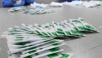 Perusahaan berencana untuk merekrut lebih banyak pekerja untuk memperluas produksi masker. Foto: Dok. Xinhua/Lu Boan