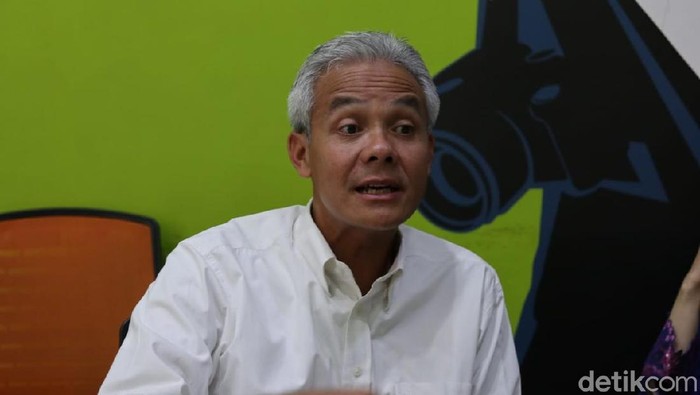 Gubernur Jateng, Ganjar Pranowo, di kantor Biro Jateng-DIY, Sabtu (1/2/2020).