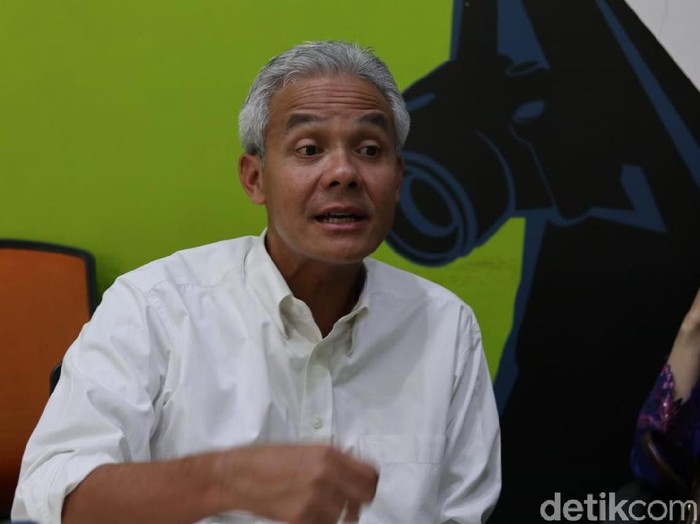 Gubernur Jateng, Ganjar Pranowo, di kantor Biro Jateng-DIY, Sabtu (1/2/2020).