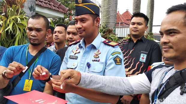 Petugas Rutan Kebonwaru Bandung menggagalkan penyelundupan sabu.