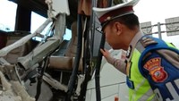 Menurut Mariyono, sopir bus diduga kurang konsentrasi lantaran mengantuk. Bus yang ditumpangi rombongan kiai NU Jatim itu menabrak bagian belakang truk tronton bernomor polisi AE 8554 UK, yang melaju searah.
