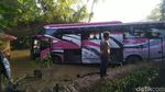 Begini Potret Bus yang Terjun ke Kolam Ikan di Ciamis