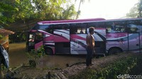 Sepeda motor yang berada di depan bus Mandala mencoba menyusul kendaraan di depannya, namun seperti ragu-ragu. Kemudian sopir bus Mandala mencoba akan menyalip. Namun dari arah berlawanan muncul kendaraan lain, sehingga sopir bus Mandala membanting kemudi ke kanan hingga terbang dan terjun ke kolam ikan.