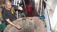 Hambali langsung melaporkan temuan tersebut ke Dinas Lingkungan Hidup (DLH) Kota Cimahi lantaran khawatir uap tersebut merupakan gas beracun mengingat di dekat kediamannya ada Stasiun Pengisian Bahan Bakar Elpiji (SPBE).
