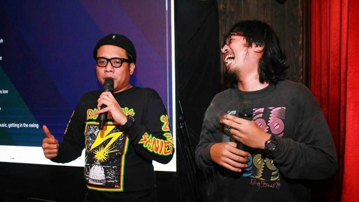 Gofar Hilman (kiri) dan Ajis Pemuda Sinarmas (kanan) memandu karaoke di Kontes Adu Singing Vol.3.
