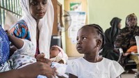 Pneumonia dapat dicegah jika bayi yang baru lahir dan anak-anak diberikan ASI dini secara eksklusif dan memiliki akses air bersih. Seorang wanita menyusui bayinya sambil menunggu dia diimunisasi di pusat kesehatan di Yola.