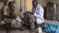 Pneumonia dapat diidentifikasi dengan benar dengan alat diagnostik yang tepat. Petugas kesehatan bernama Benjamin Daniels, menggunakan alat bantu pernafasan infeksi akut (ARIDA) untuk memeriksa kemungkinan tanda-tanda pneumonia pada Ensteen Anex yang berusia 9 bulan di Jarede. Timer adalah alat hitung yang digunakan untuk membantu petugas kesehatan mengukur laju pernapasan anak untuk mencari kemungkinan tanda-tanda pneumonia.