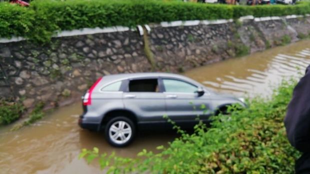 Mobil Tercebur ke Kali di PIK Jakut, Polisi: Diduga Pengemudi Mabuk