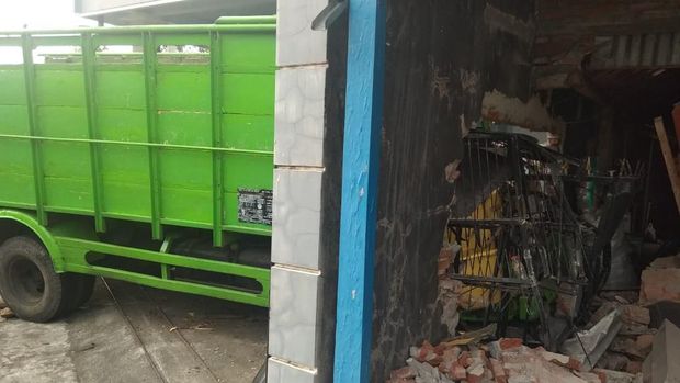 Orang Idap Gangguan Jiwa Curi Truk, Baru Melaju 50 Meter Sudah Tabrak Rumah