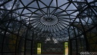 Untuk menjangkau lokasi ini, butuh waktu sekitar 15 menit dari pusat Kota Banjar ke arah barat. Jika ingin datang saat ramai pengunjung, sebaiknya datang pada Minggu pagi. Kawasan Situ Leutik ini dipastikan akan ramai oleh warga yang berkunjung.