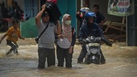 Banjir di kawasan tersebut imbas dari tanggul yang jebol.