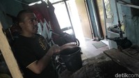 Saat itu, ia akan mengambil air di sumur yang berada di bagian belakang rumah. Namun alangkah kagetnya ketika melihat sumur sedalam 25 meter itu mengeluarkan uap pekat.