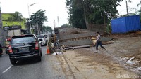 Seorang warga tengah menyebrang jalan diantara proyek pembangunan flyover Lentang Agung.