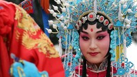 Juga disebutkan bahwa staf yang menangani pemakaman harus mengenakan alat pelindung dan melakukan pemeriksaan suhu tubuh untuk menghindari risiko infeksi.