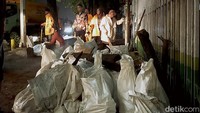 Setelah melakukan bersih-bersih dikawasan Bambu Runcing, sekitar pukul 21.00 WIB Risma terlihat dikawasan Wonokromo. Disana Risma juga mencari cara agar cepat surut. 
